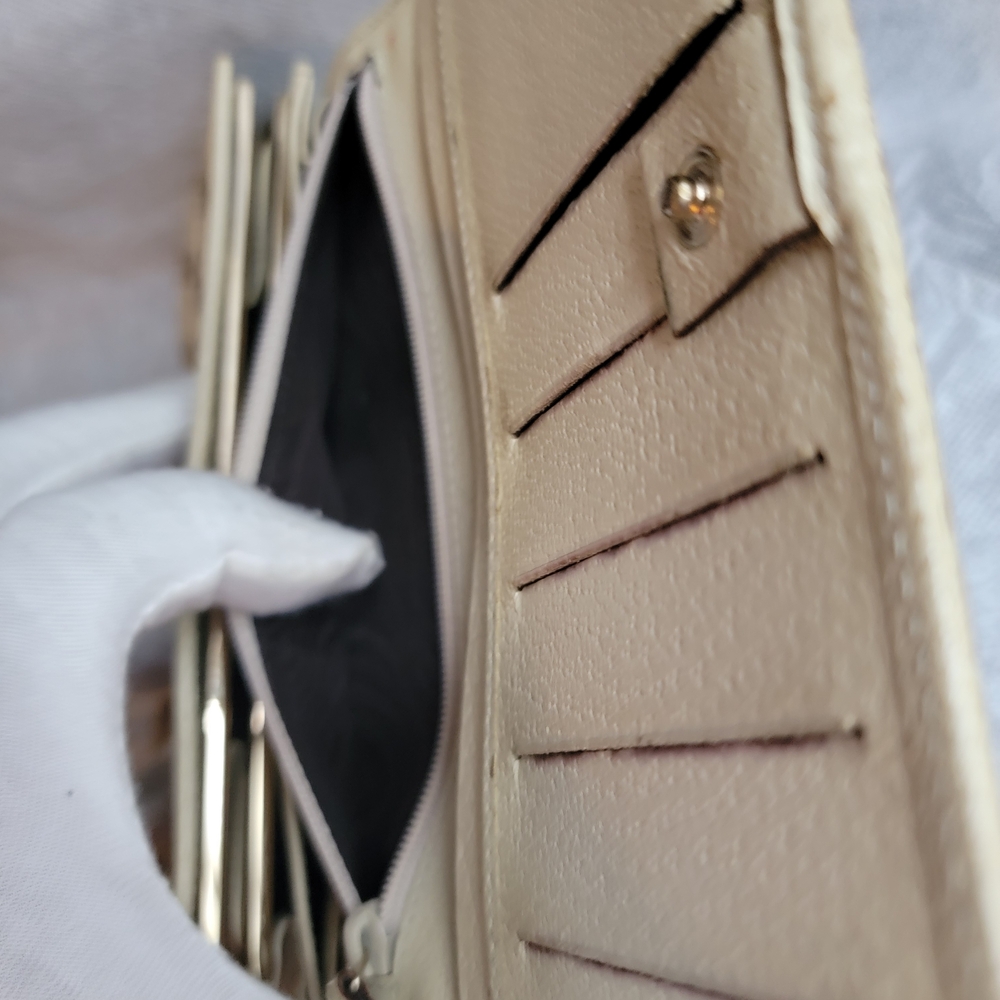 Gucci Tan Monogram Clutch With Kiss Lock - Picture 10 of 15